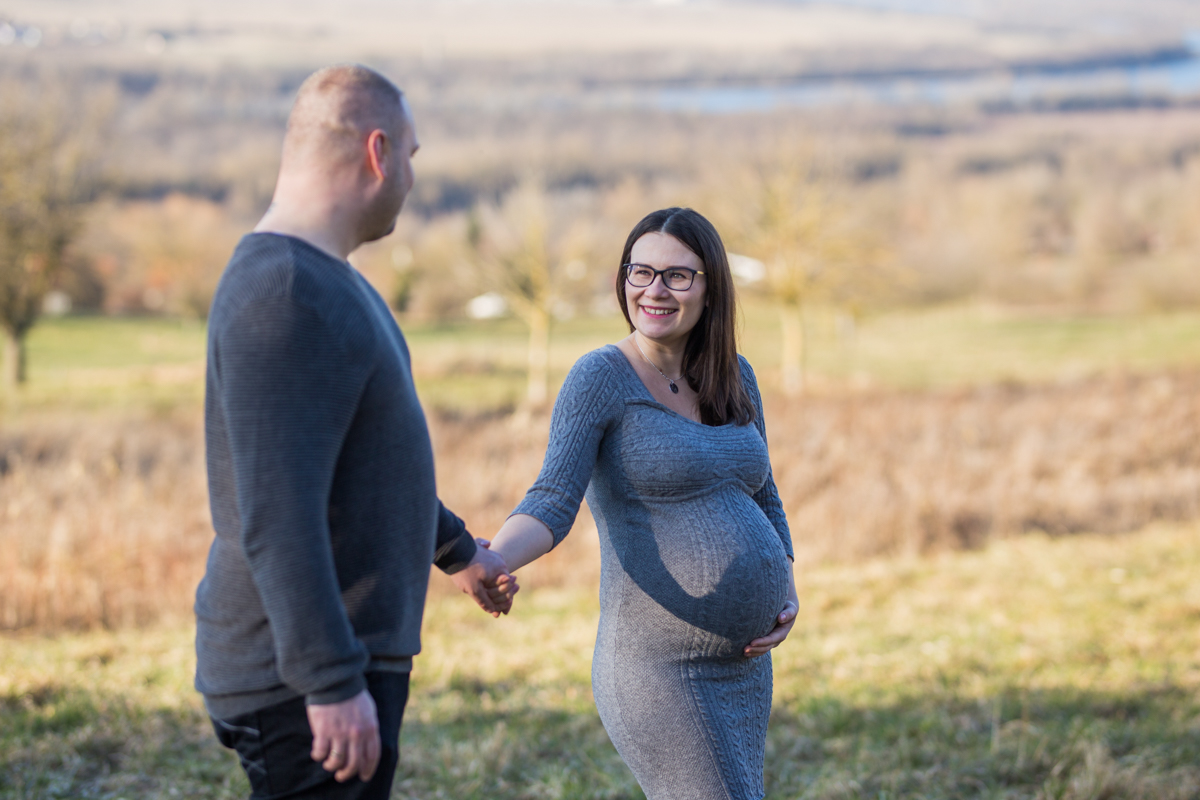 natuerliche Babybauch Bilder Schwangerschaft Shooting Muellheim