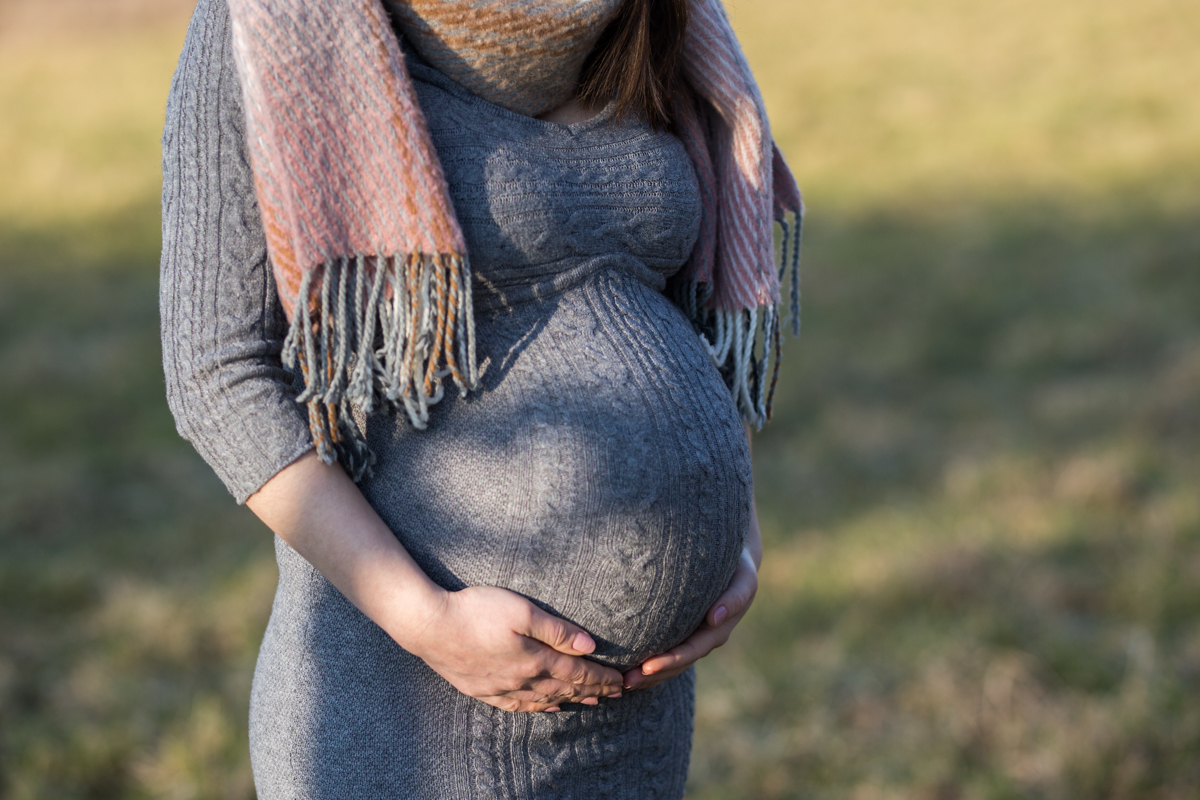 natuerlich emotionale Babybauch Fotografie Shooting Muellheim