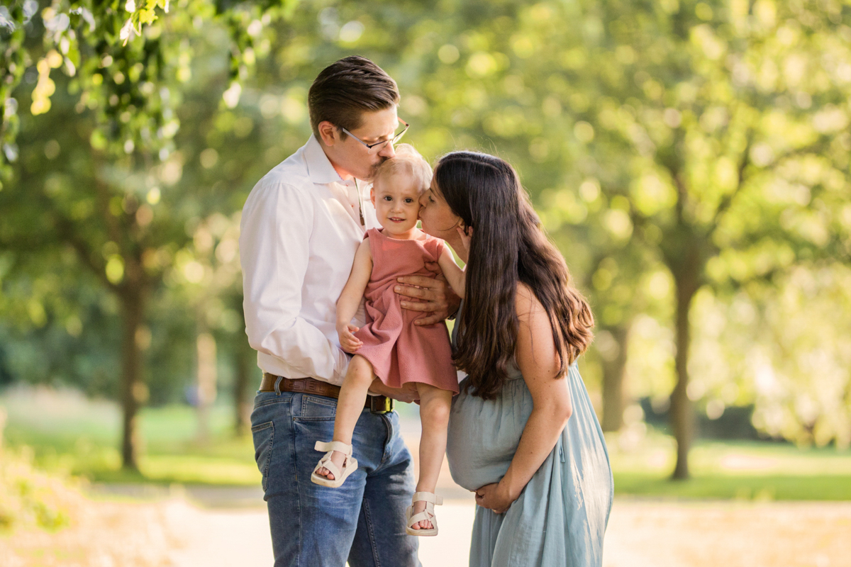 glueckliche natuerliche Familie beim Fotoshooting in Loerrach