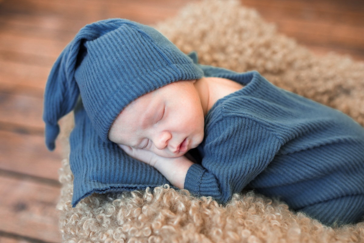 schlafendes Baby Neugeborenes Babyfotograf Muellheim