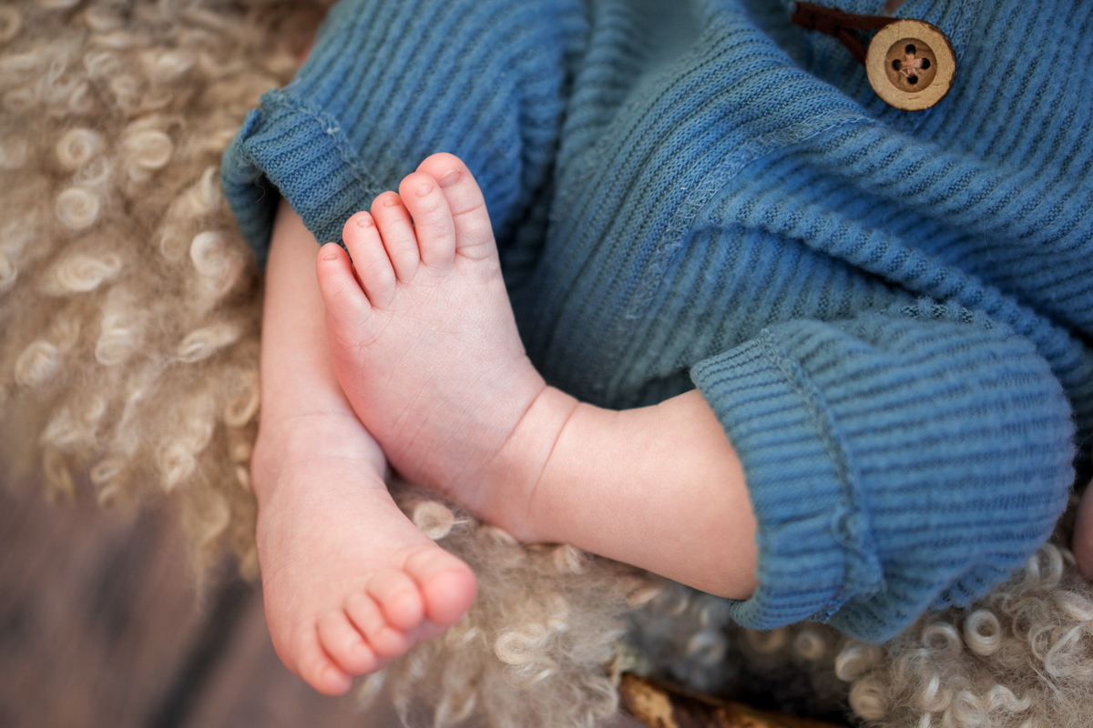 kleine Fueße Neugeborenen Shooting Muellheim