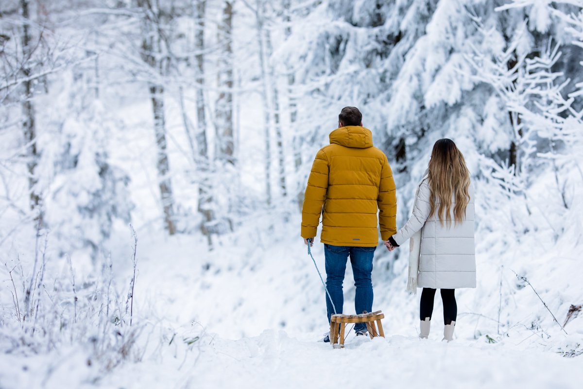 Paar mit Schlitten beim Schneeshooting in Schopfheim