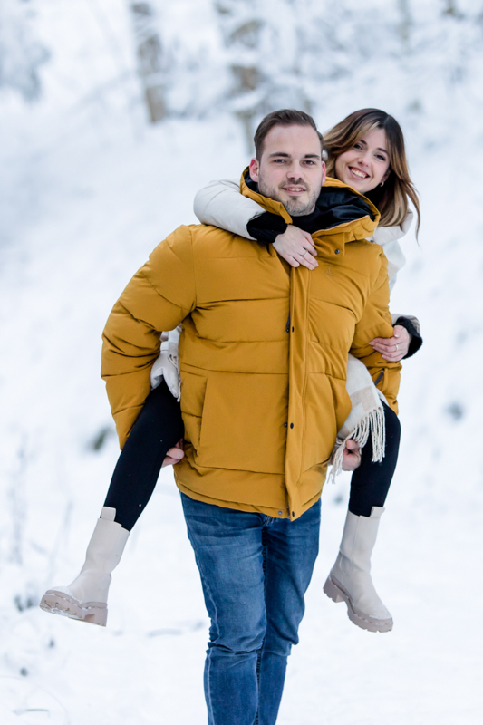 Paerchen Fotografie im Schnee mit Schlitten in Loerrach