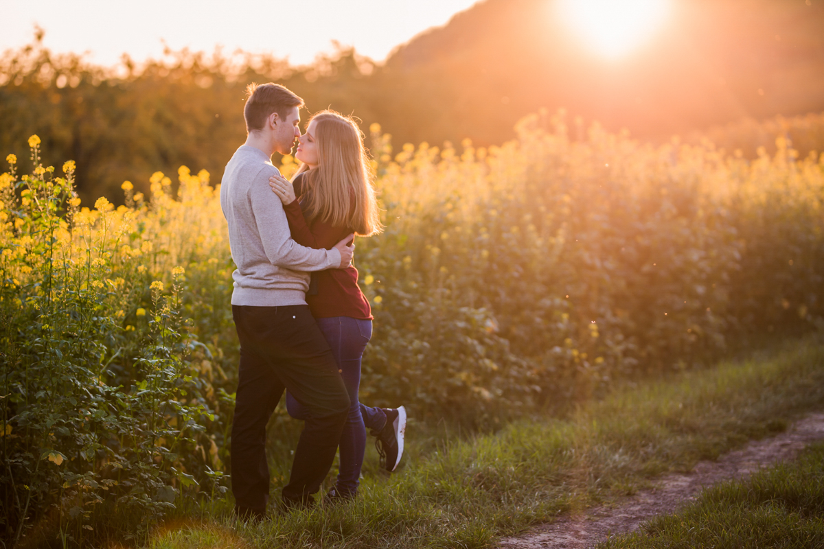 Verlobungsshooting beim Fotograf in Loerrach beim Rapsfeld