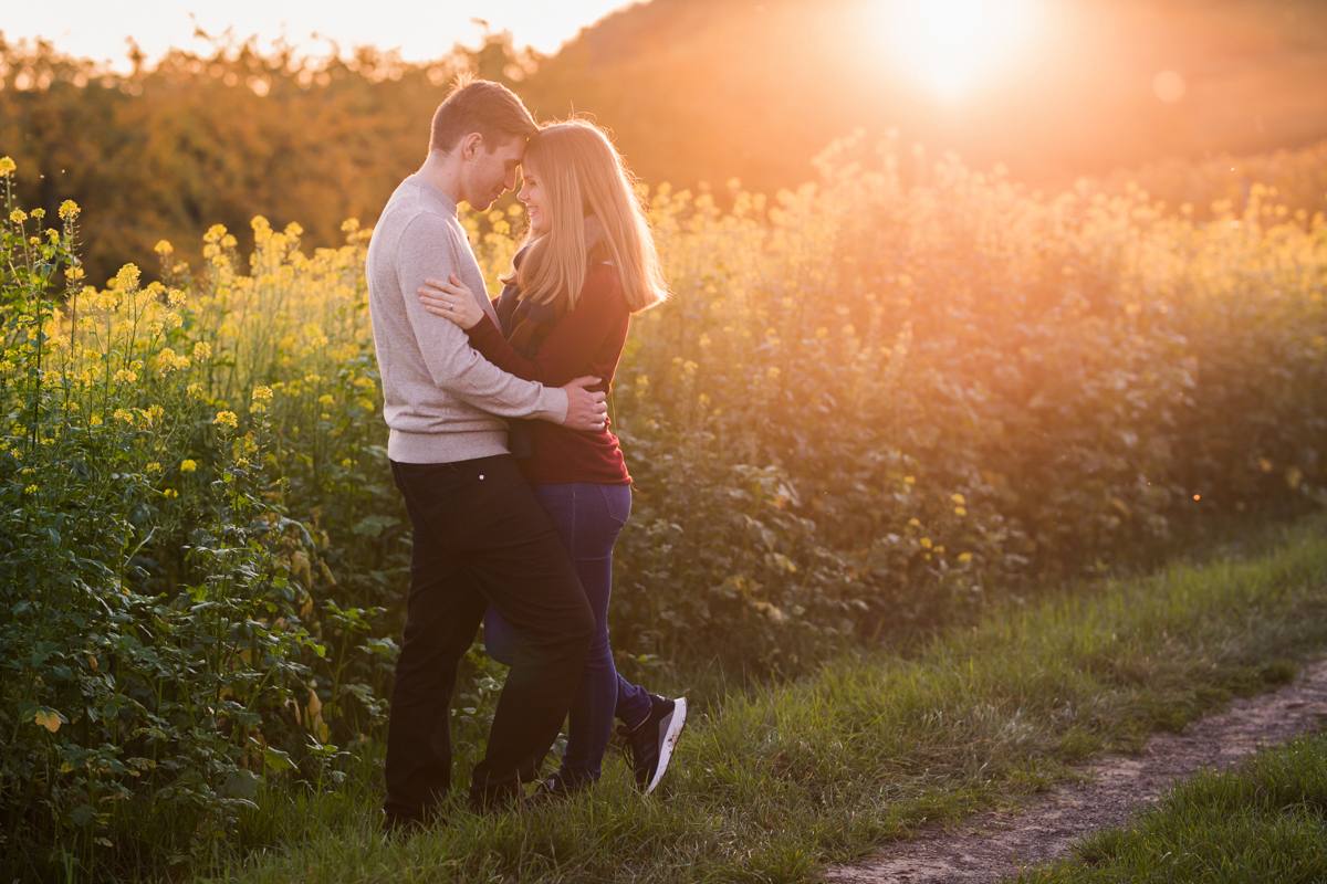 emotionales Paerchenshooting bei Sonnenuntergang in Loerrach