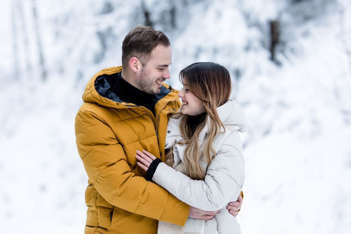 natuerliches Paarshooting im Schnee Loerrach
