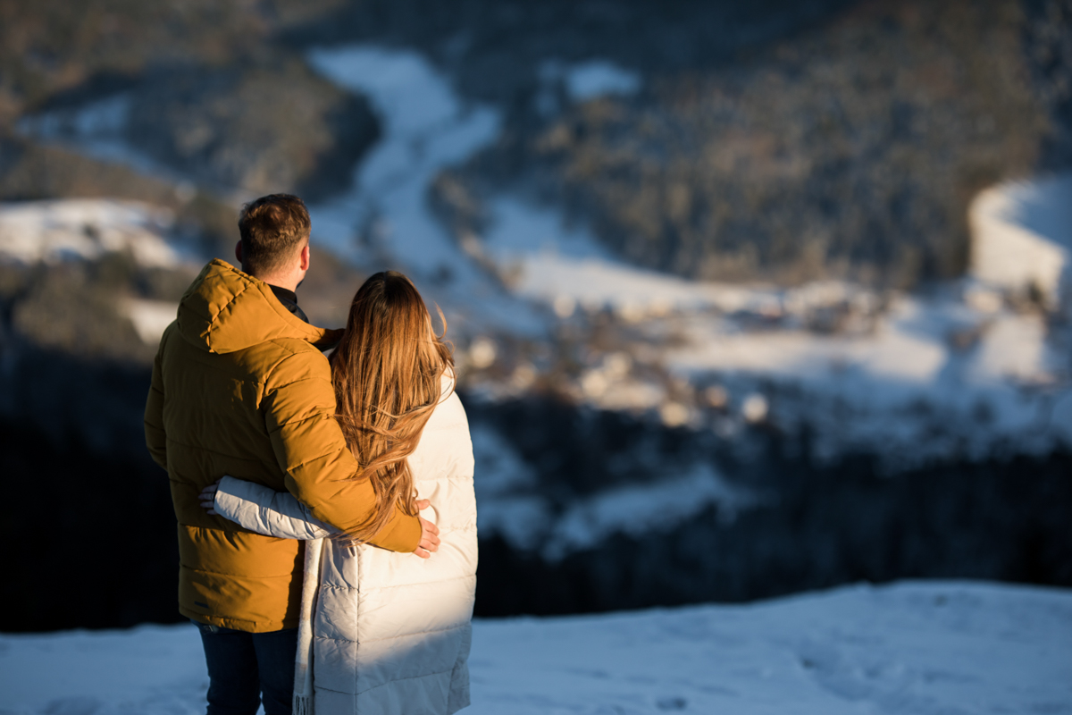 Paar schaut in die Ferne beim Fotograf auf dem Blauen