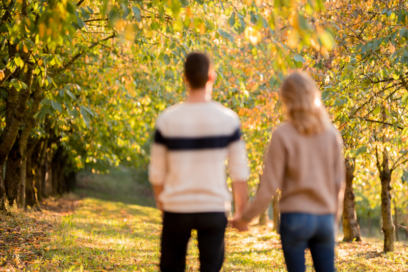Mann und Frau schaut in die Ferne auf einem Feld in Loerrach