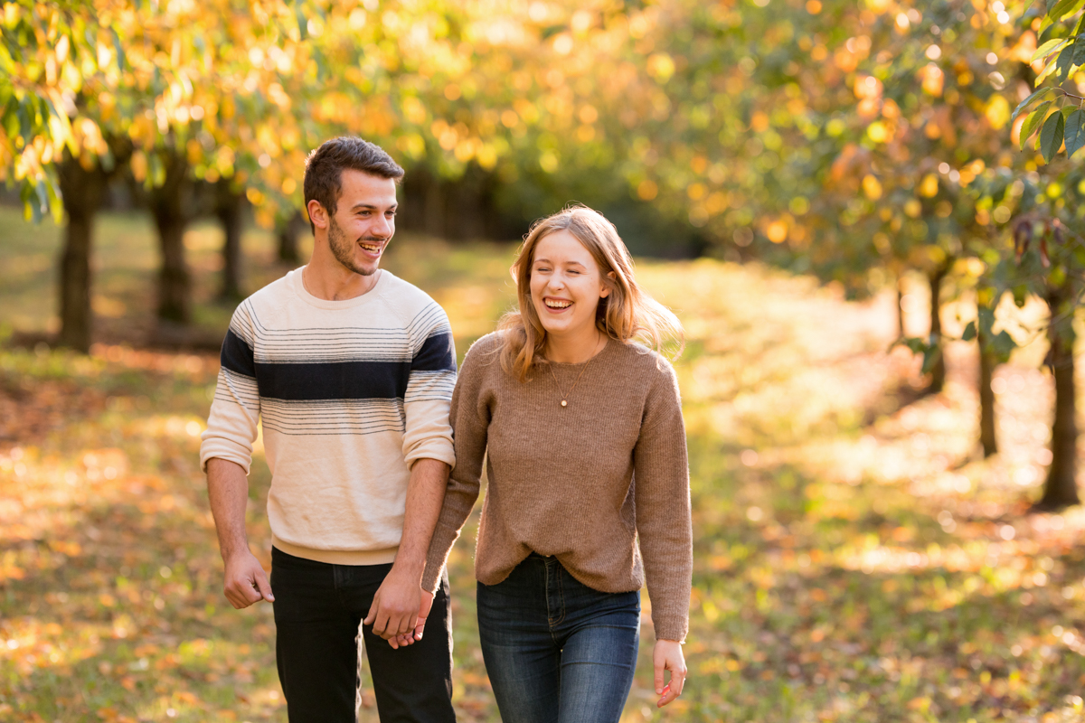 lachendes Pärchen beim Shooting in Lörrach in einer Obstplantage im Herbst