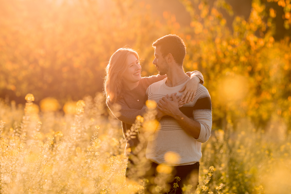 Fotoshooting im Rapsfeld von einem Paar in Schopfheim