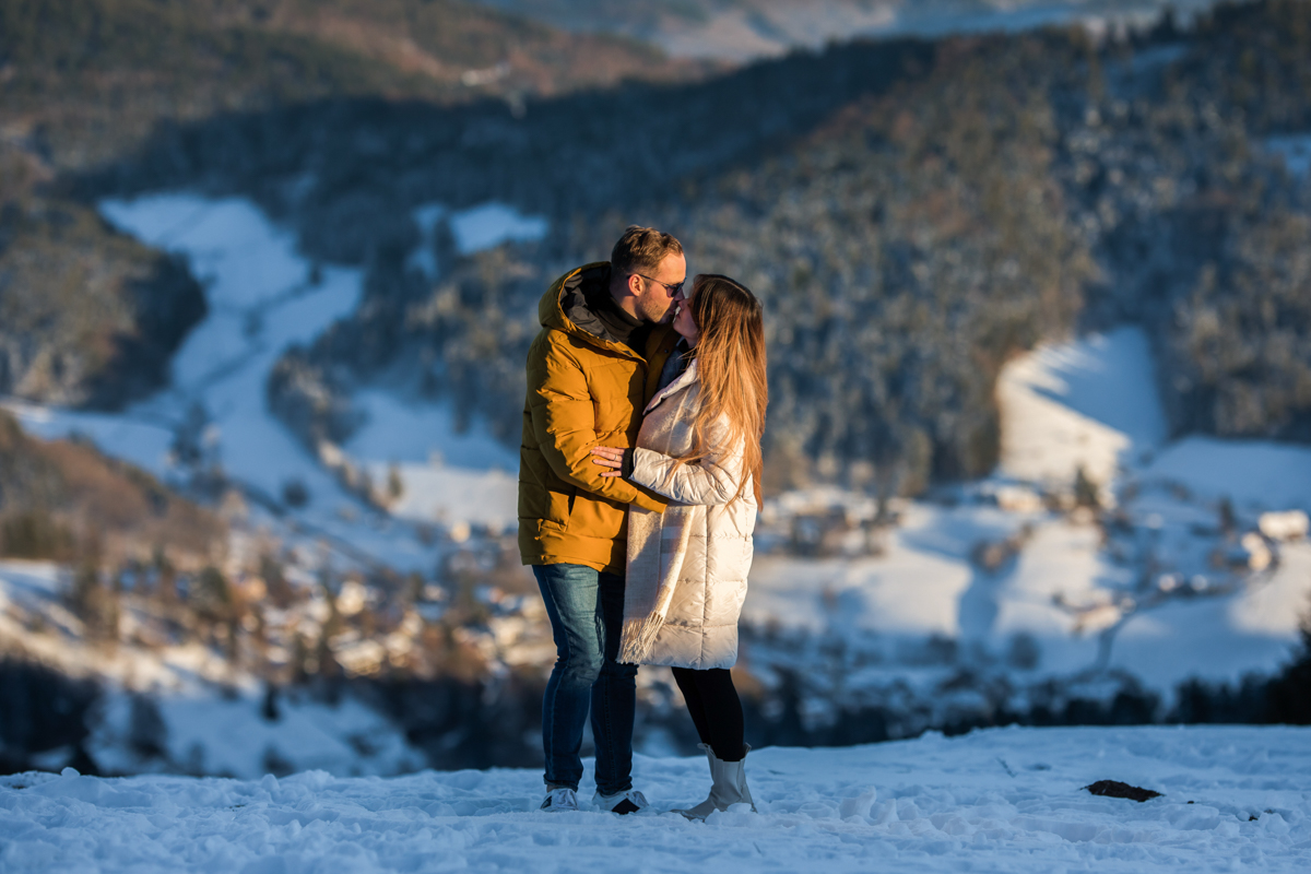 küssendes Paar im Schnee beim Shooting Hochblauen